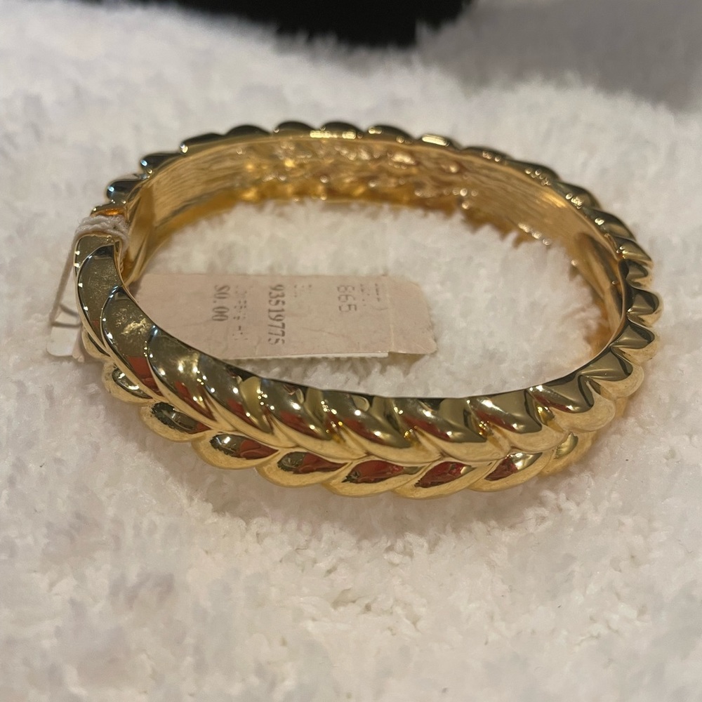 NWT Gold tone Bangle bracelet